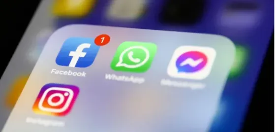 Smartphone home screen showing Facebook with a notification badge, WhatsApp, Messenger, and Instagram apps